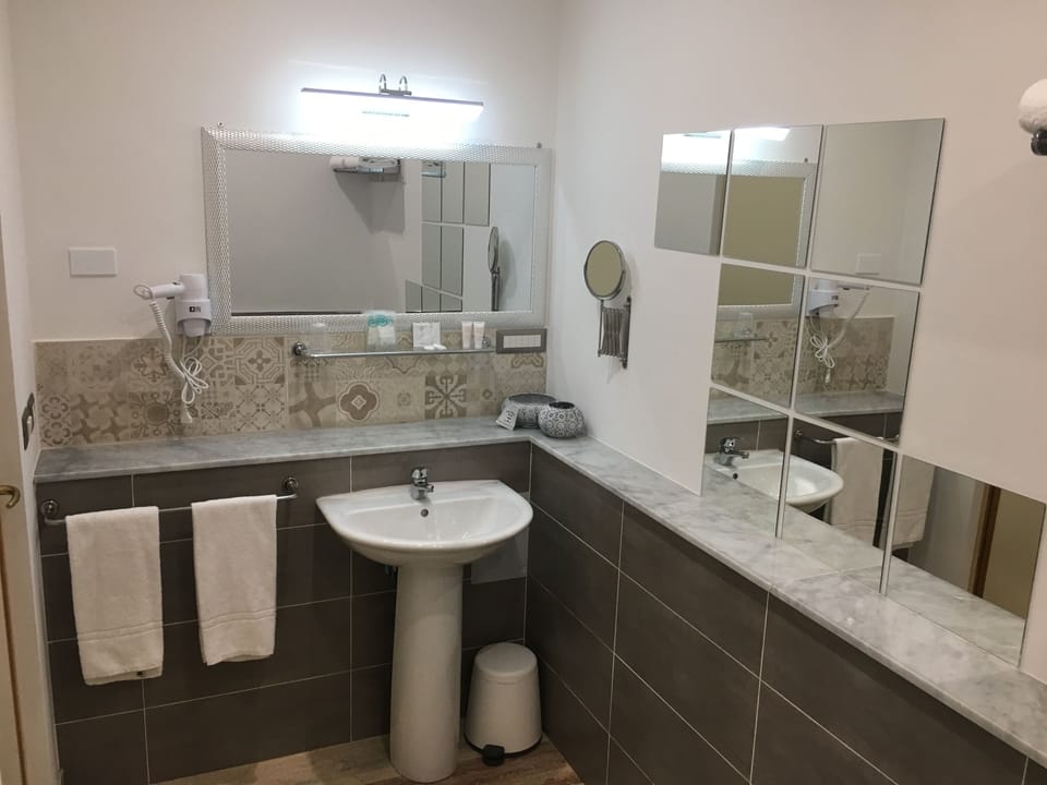 Economy Double Room, 1 Queen Bed | Bathroom | Shower, free toiletries, hair dryer, bathrobes