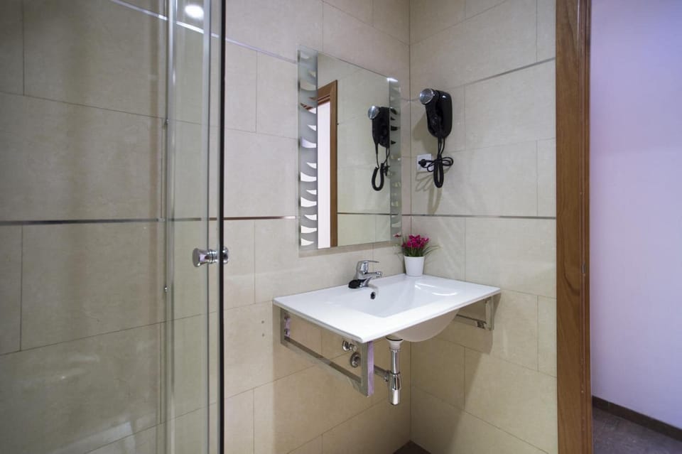 Deep soaking tub, hair dryer, towels