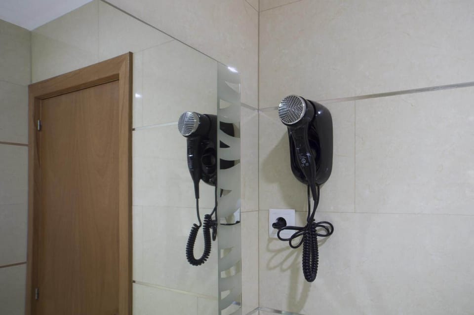 Deep soaking tub, hair dryer, towels