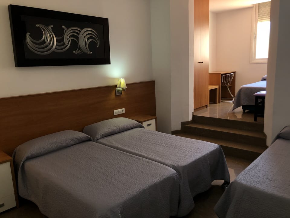 Quadruple Room | In-room safe, blackout drapes, free WiFi, bed sheets