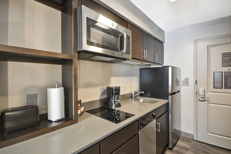 Fridge, microwave, stovetop, dishwasher