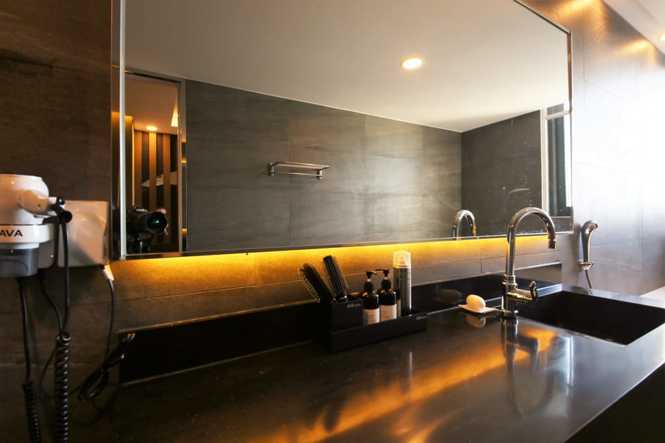 Bathroom sink