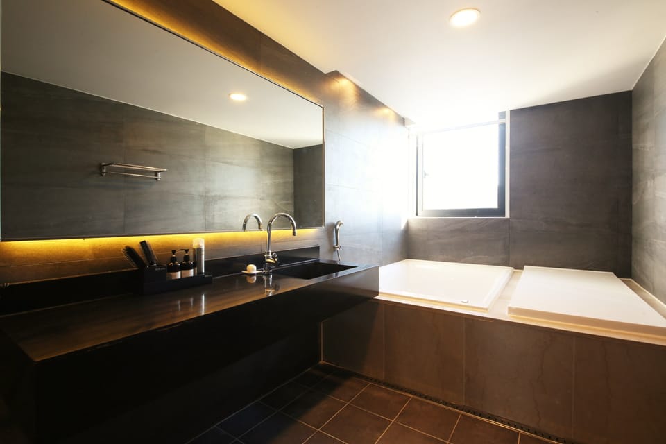Combined shower/tub, jetted tub, free toiletries, bathrobes