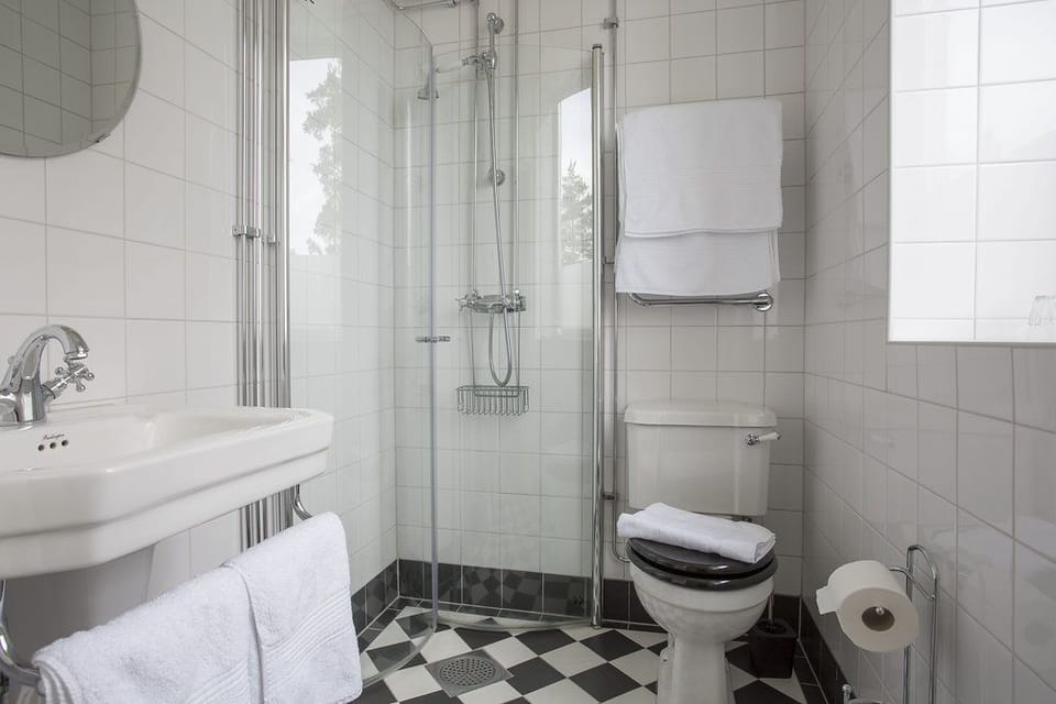Shower, free toiletries, hair dryer, heated floors (bathroom)