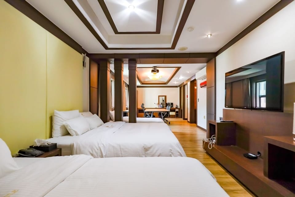 Business Suite | Minibar, desk, iron/ironing board, free WiFi