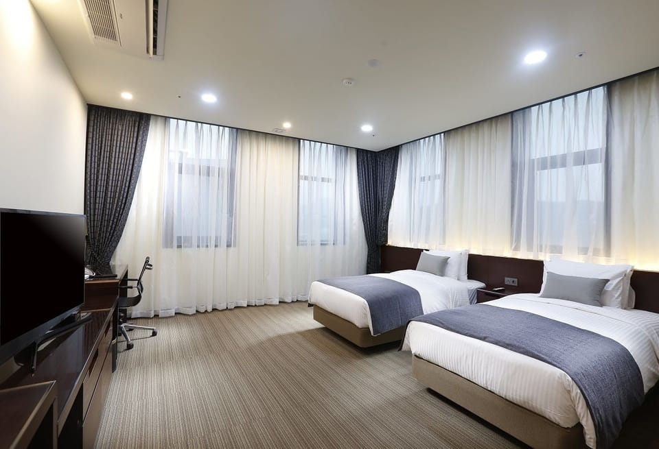 Deluxe Twin Room, 2 Twin Beds | In-room safe, desk, blackout drapes, soundproofing