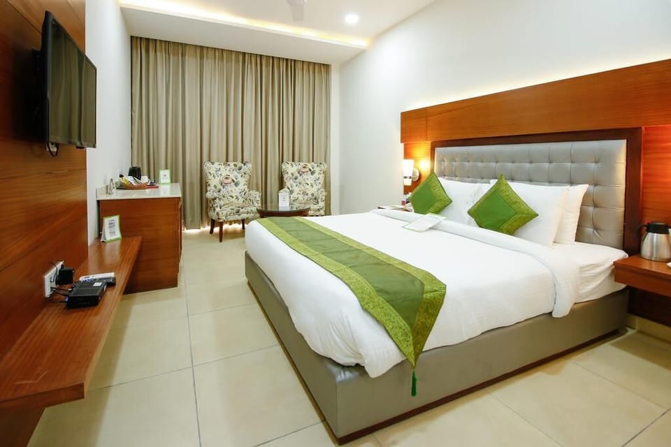 Premium Double Room, City View | Premium bedding, minibar, in-room safe, desk