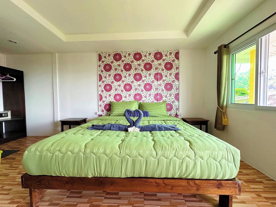 Deluxe Double Room, 1 King Bed, Partial Sea View, Tower | Free WiFi