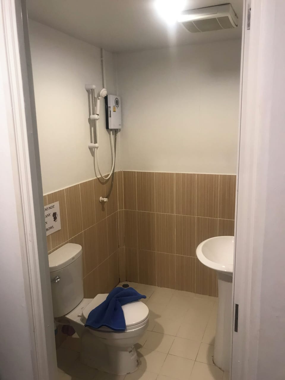 Deluxe Double Room, 1 King Bed, Partial Sea View, Tower | Bathroom | Shower, free toiletries, towels