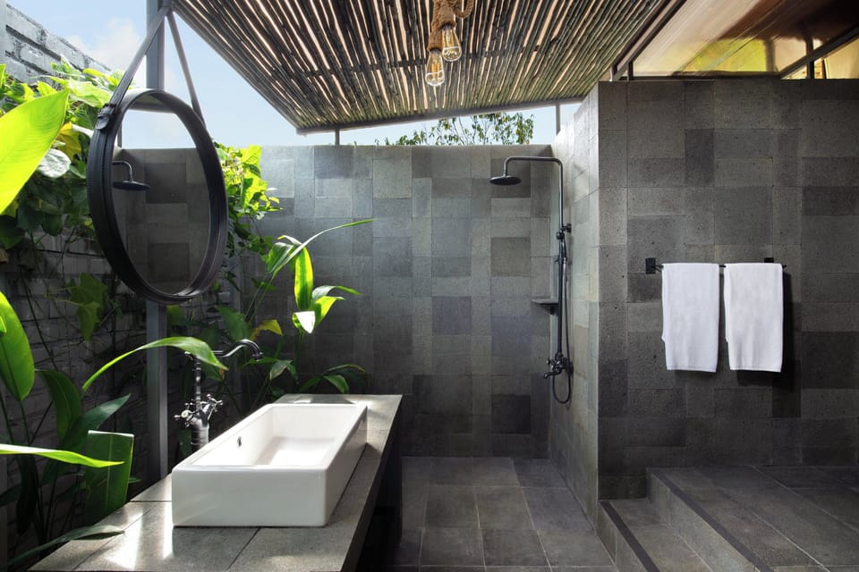Shower, rainfall showerhead, free toiletries, hair dryer