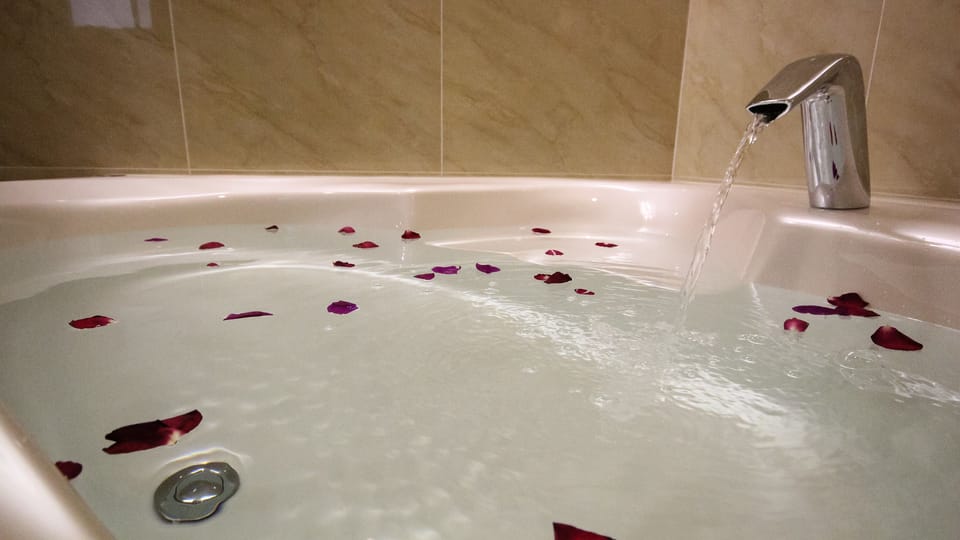 Deep soaking bathtub