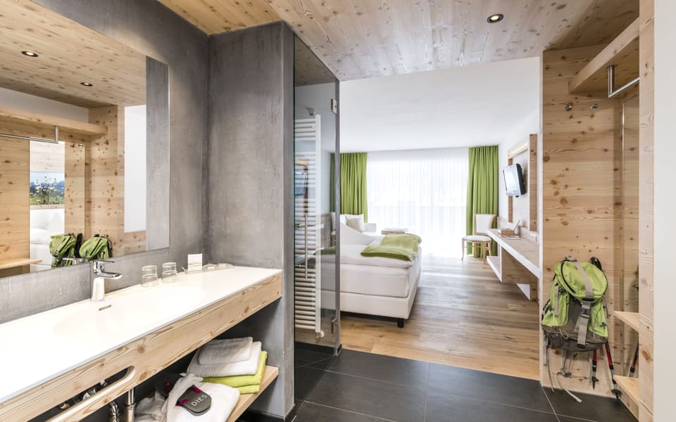 Paradies Pure Zimmer | Bathroom | Hair dryer, bathrobes, towels, soap