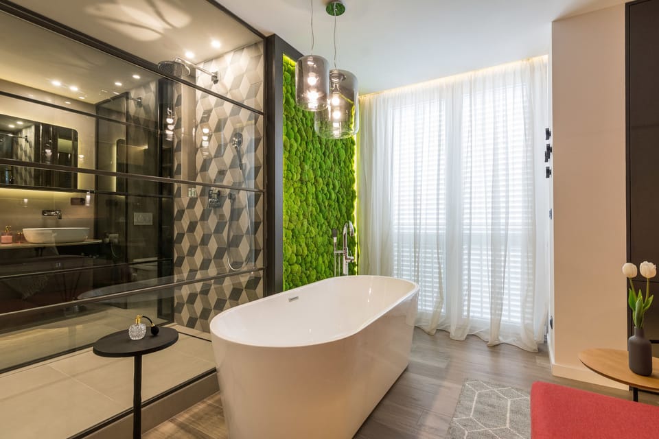 Deluxe Double Room, Bathtub | Courtyard view