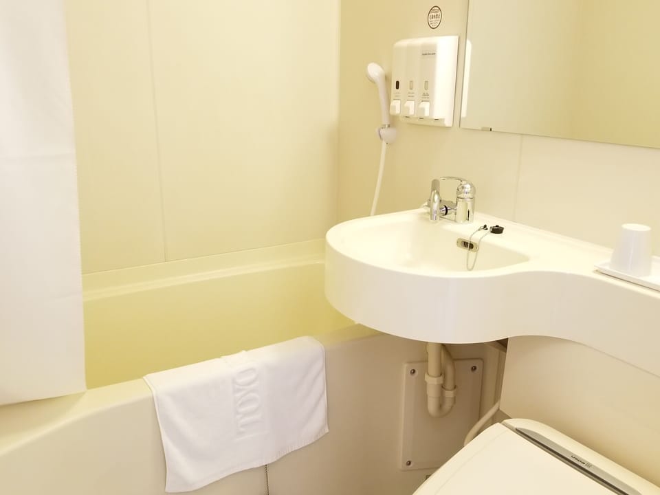 Combined shower/tub, free toiletries, slippers, electronic bidet