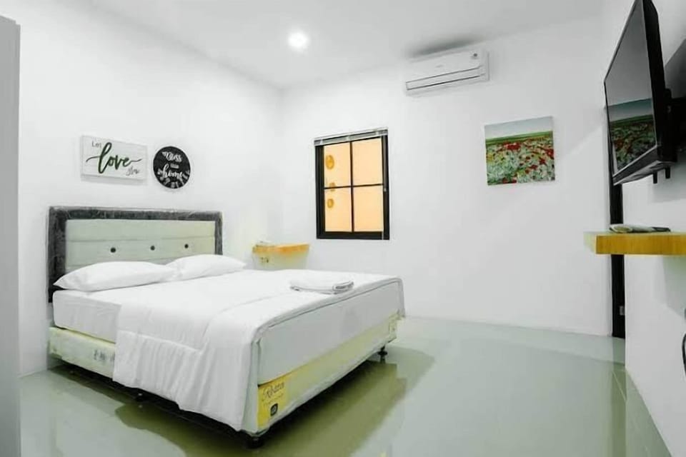Deluxe Room, 1 Queen Bed | Desk, iron/ironing board, free WiFi, bed sheets