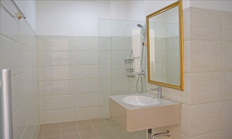 Superior Room, 1 King Bed | Bathroom | Shower, towels
