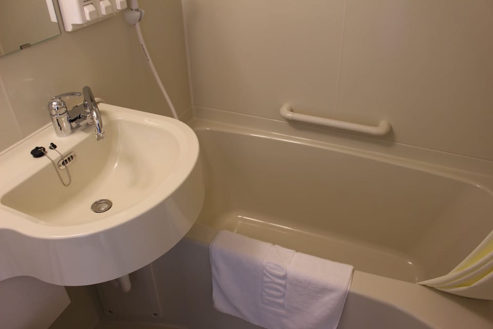 Combined shower/tub, deep soaking tub, hair dryer, slippers