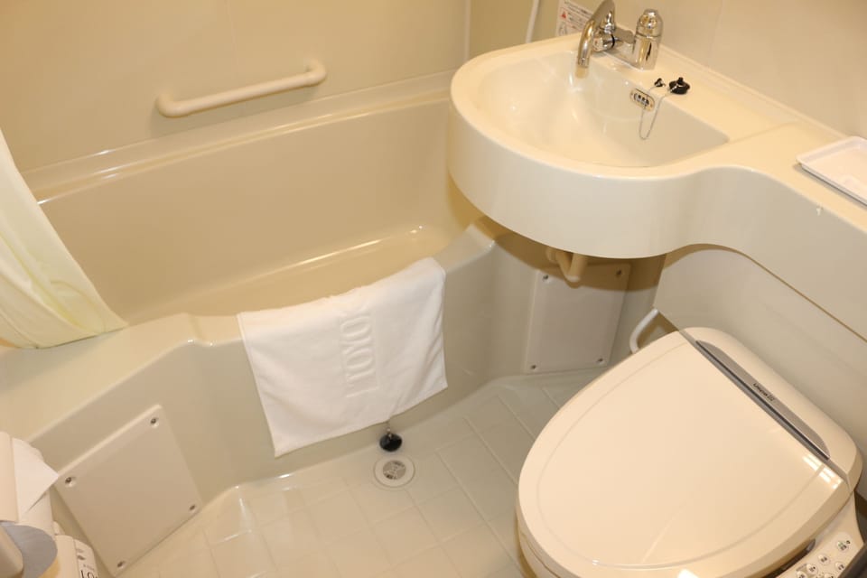 Combined shower/tub, slippers, electronic bidet, towels