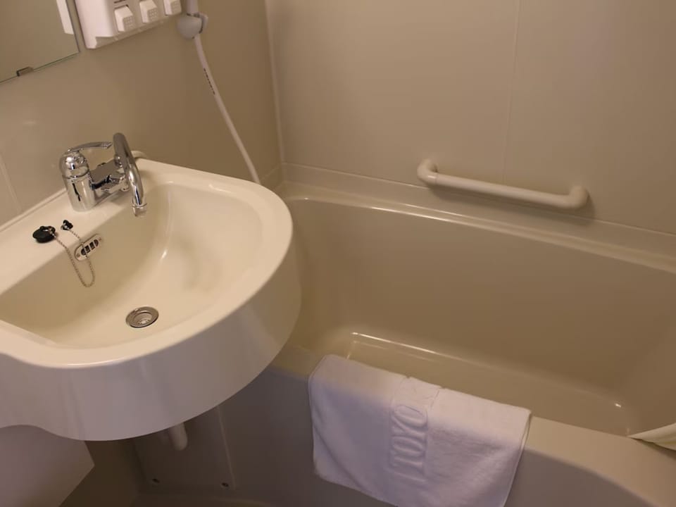 Combined shower/tub, slippers, electronic bidet, towels