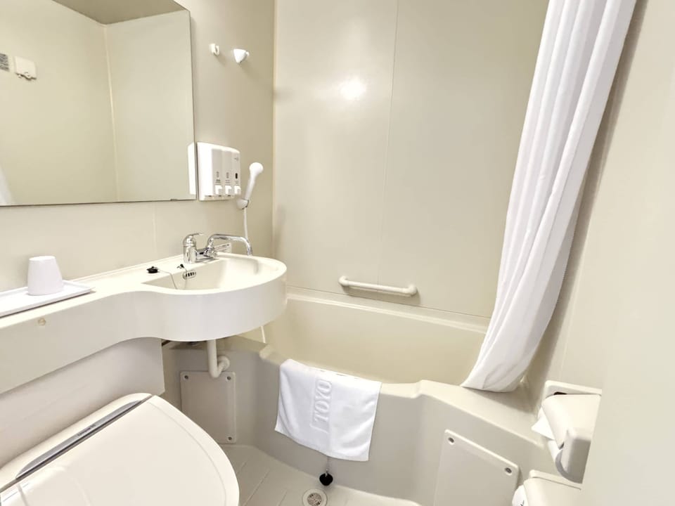 Combined shower/tub, slippers, electronic bidet, towels