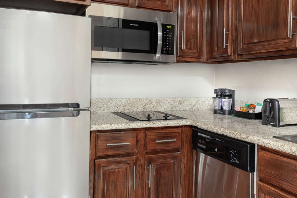 Full-size fridge, microwave, stovetop, coffee/tea maker