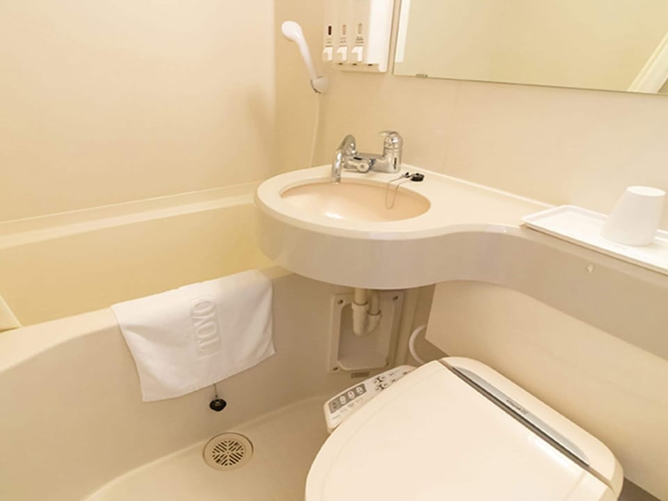 Combined shower/tub, free toiletries, slippers, bidet