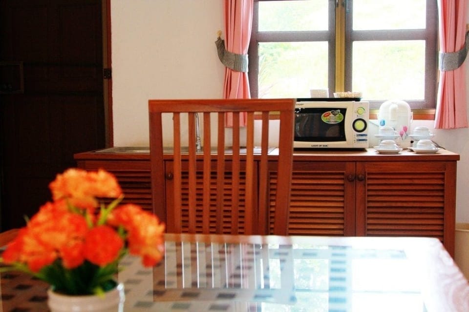 House, Lake View | In-room dining