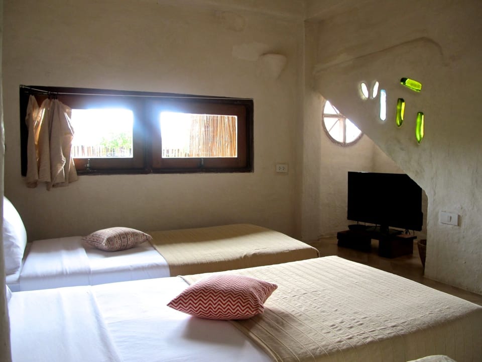 Twin Room | Minibar, desk, blackout drapes, rollaway beds