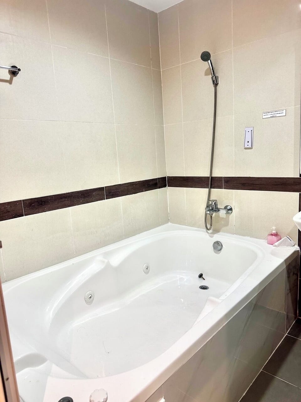 VIP Room with Jacuzzi | Bathroom | Combined shower/tub, deep soaking tub, free toiletries, towels