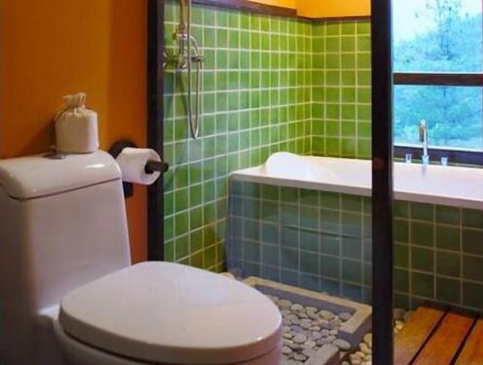 Deluxe Double or Twin Room, 1 Bedroom | Bathroom | Combined shower/tub, free toiletries, towels