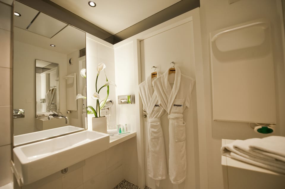 Junior Suite, Terrace | Bathroom | Free toiletries, hair dryer, towels, soap
