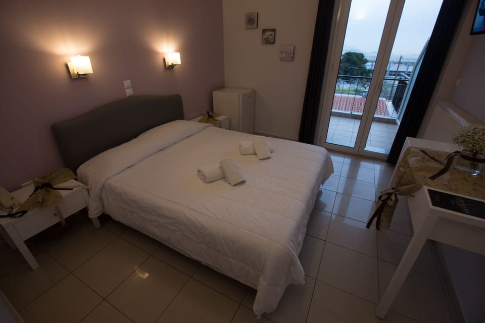 Basic Double or Twin Room, 1 Bedroom, Mountain View, Mountainside | In-room safe, soundproofing, iron/ironing board, WiFi