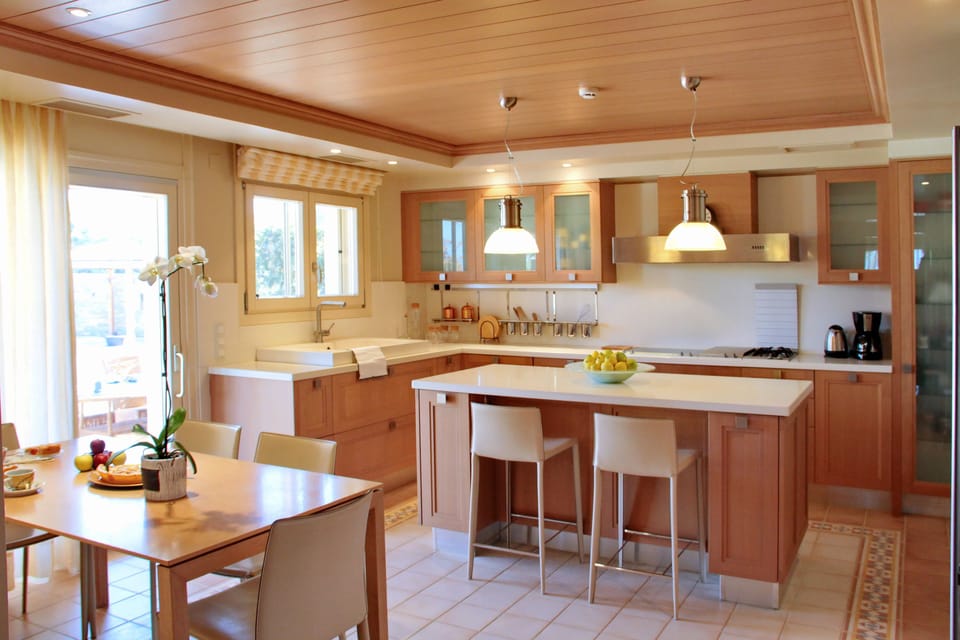 Executive Villa, 6 Bedrooms, Mountain View | Private kitchen | Full-size fridge, microwave, oven, stovetop