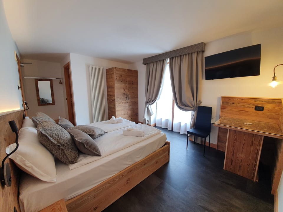 Deluxe Triple Room | In-room safe, desk, cribs/infant beds, bed sheets