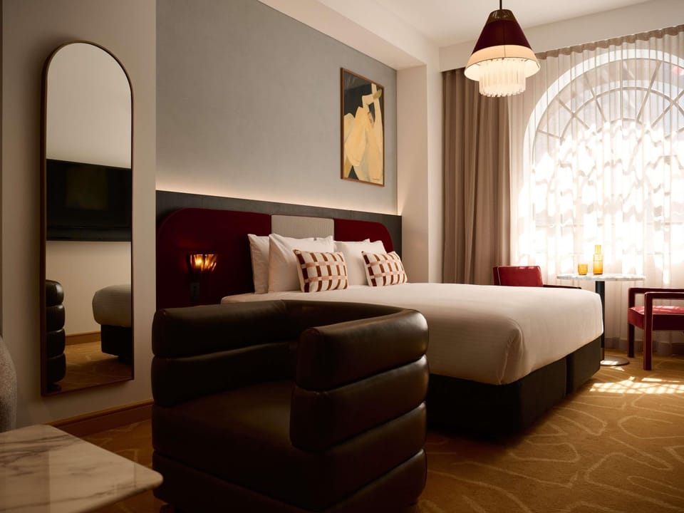 Executive Room, 1 King Bed | Premium bedding, pillowtop beds, minibar, in-room safe