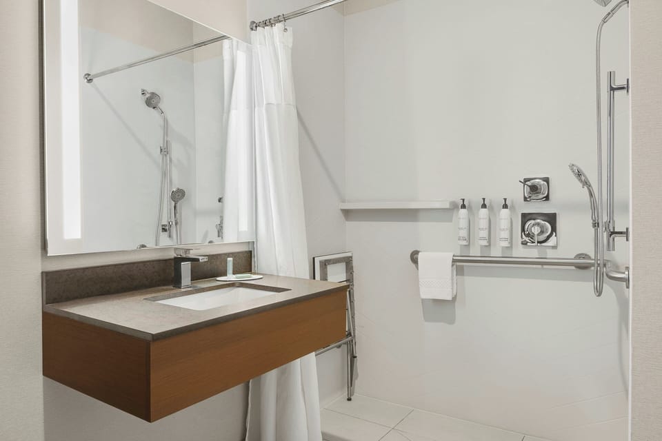 Combined shower/tub, hair dryer, towels