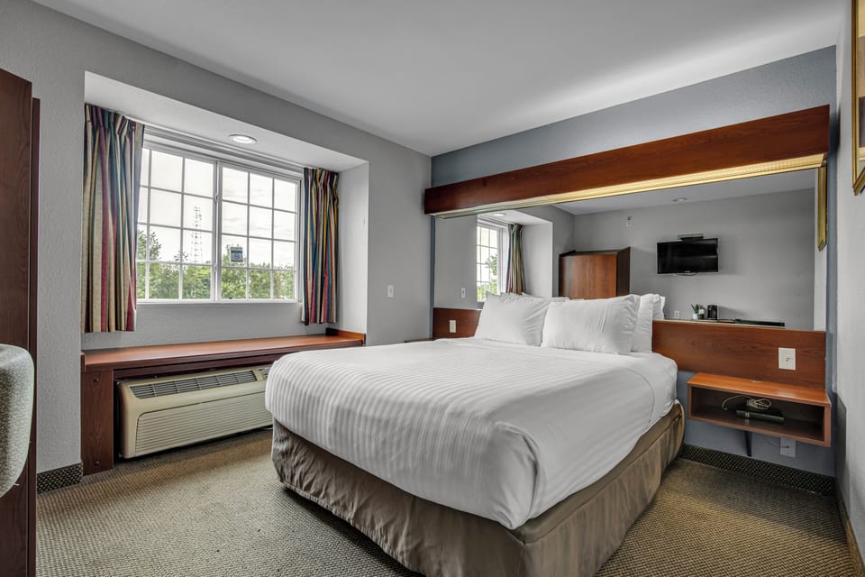 Standard Room | Premium bedding, desk, laptop workspace, blackout drapes