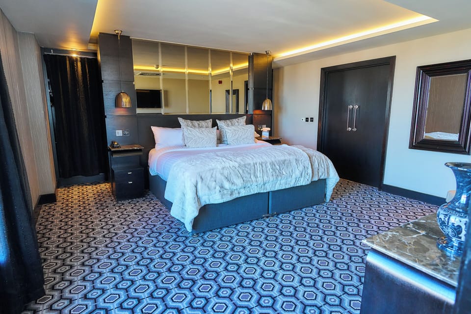 Penthouse | Down comforters, minibar, in-room safe, laptop workspace