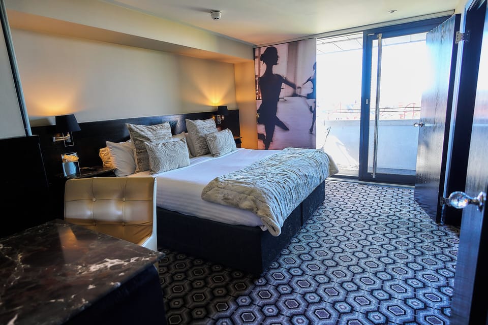 Junior Suite | Down comforters, minibar, in-room safe, laptop workspace