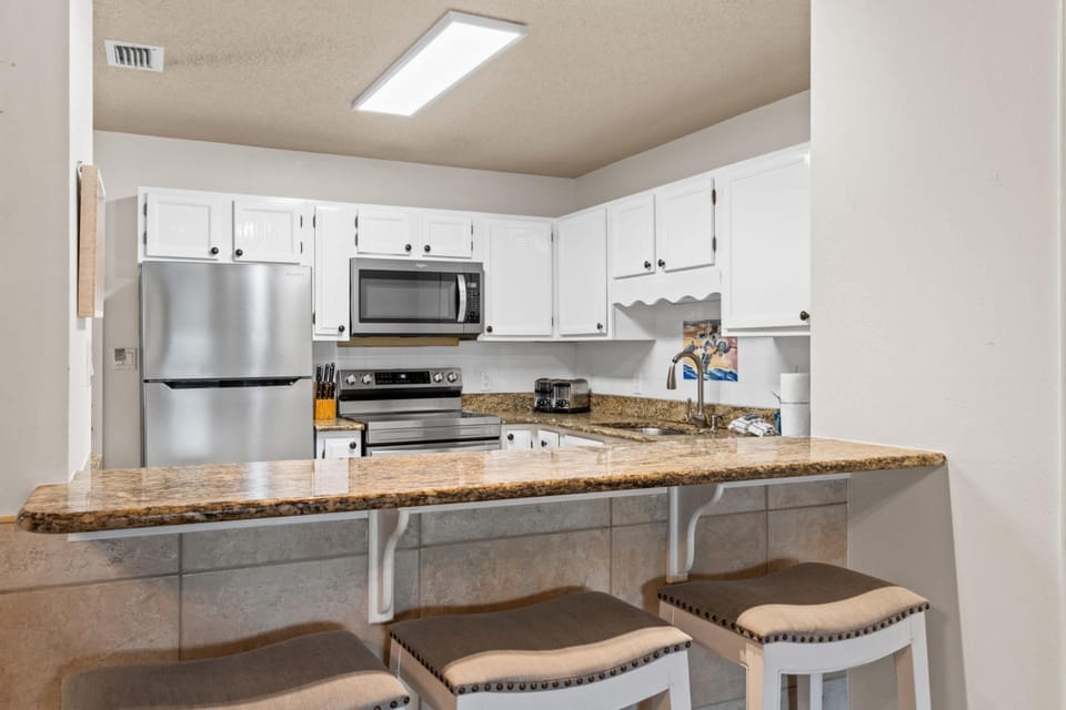 Condo | Private kitchen | Fridge, microwave, oven, stovetop