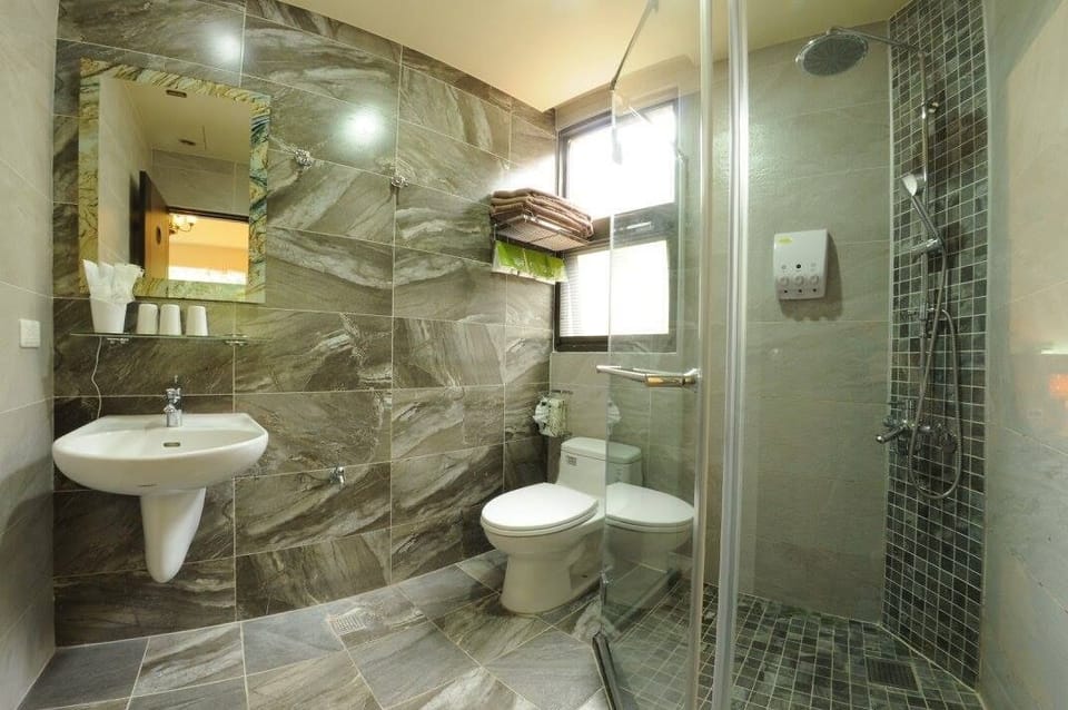Comfort Triple Room, Mountain View | Bathroom | Shower, rainfall showerhead, free toiletries, hair dryer