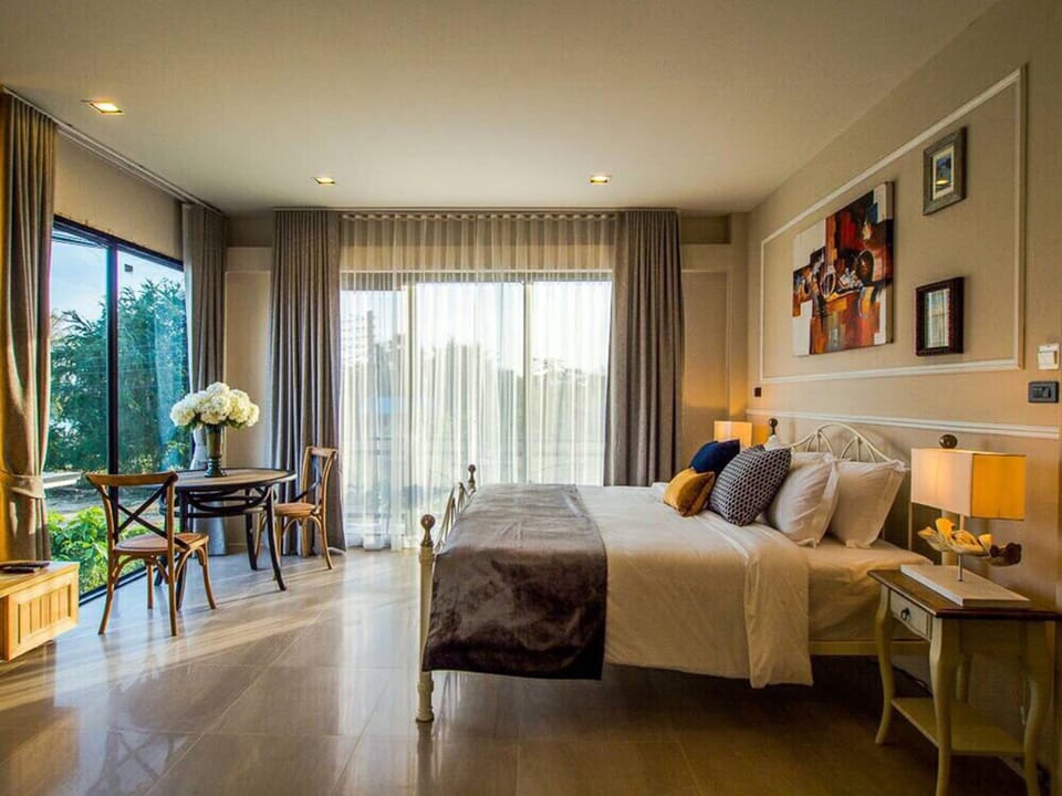 Deluxe Double  | Minibar, desk, blackout drapes, rollaway beds
