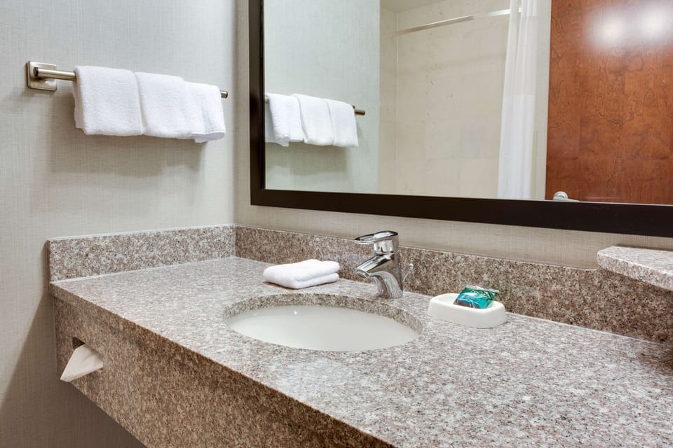 Combined shower/tub, free toiletries, hair dryer, towels