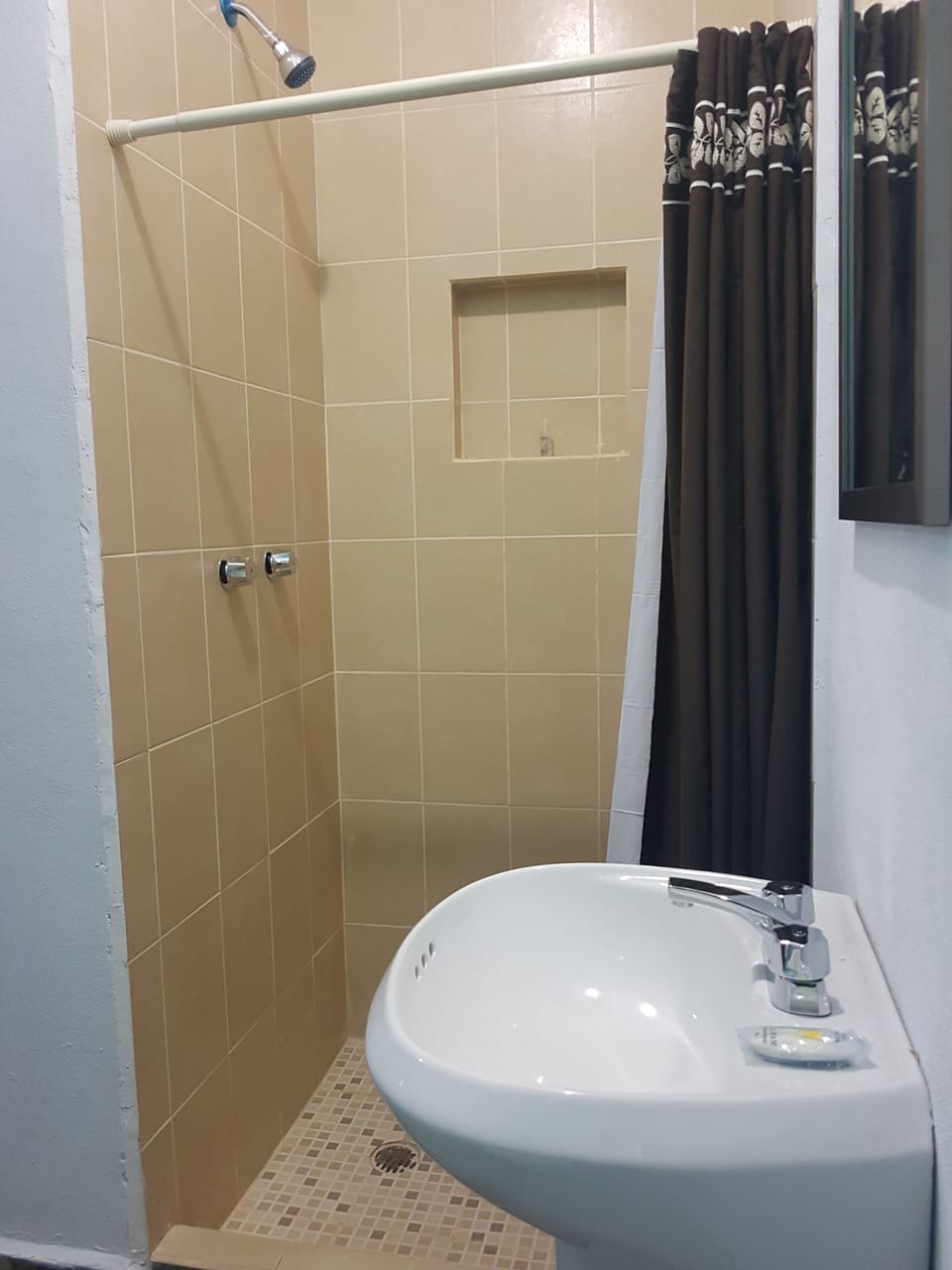 Shower, rainfall showerhead, free toiletries, towels
