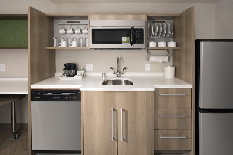 Coffee/tea maker, full-size fridge, microwave, dishwasher
