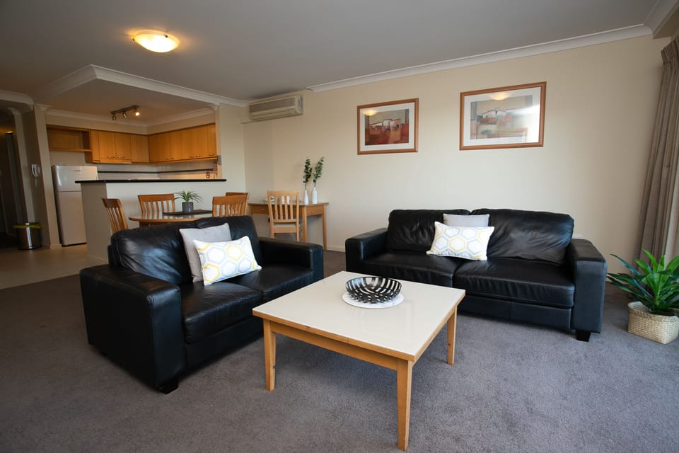 City Apartment, 3 Bedrooms, River View | Private kitchen | Full-size fridge, microwave, oven, stovetop