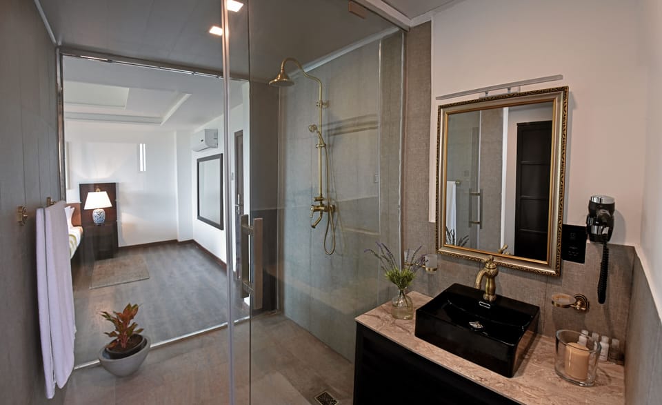 Master Suite with Panoramic Mountain View | Bathroom | Shower, rainfall showerhead, free toiletries, hair dryer