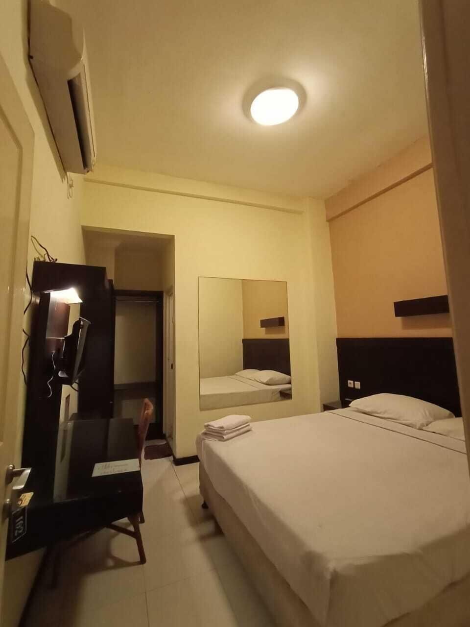 Standard Room | Bathroom | Shower, free toiletries, towels