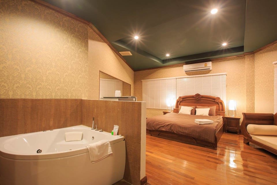 2 Bedrooms Family Suite | Jetted tub