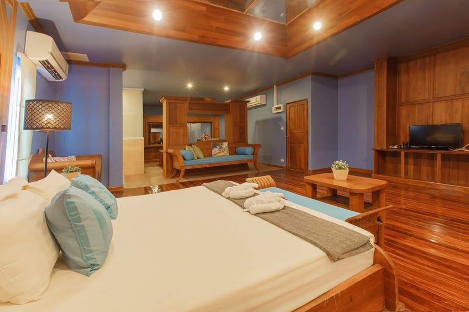 Grand Duplex | Hypo-allergenic bedding, blackout drapes, free WiFi, bed sheets